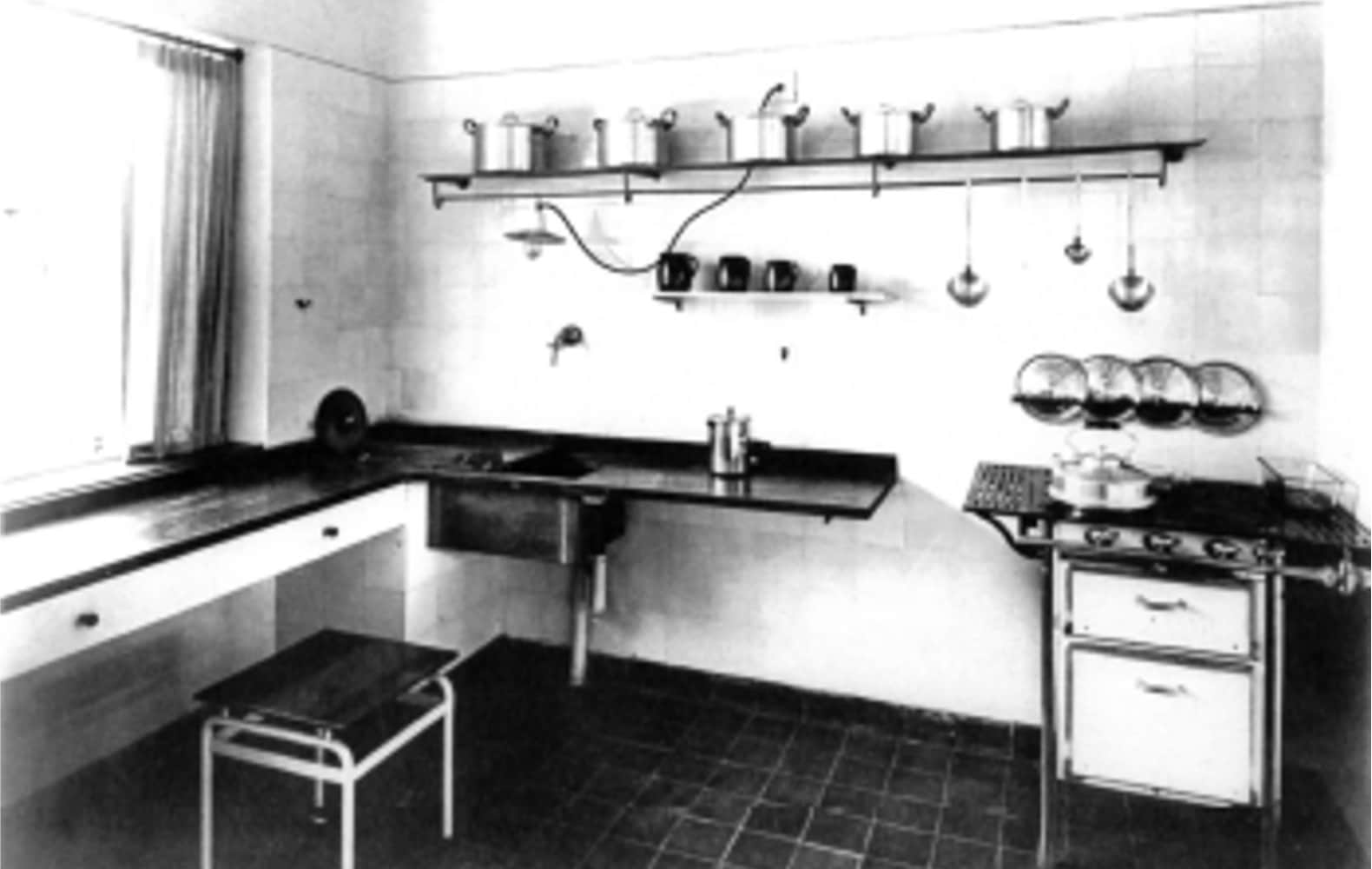 Cucina di J.J. Oud al Weissenhof di Stoccarda– supervisione Erna Meyer, 1927